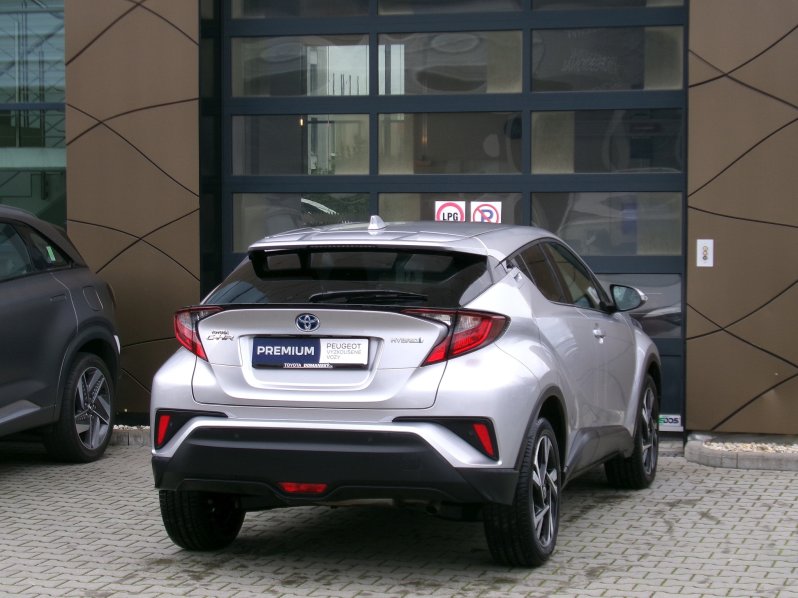 Toyota C-HR STYLE 1.8 HYBRID 122k full